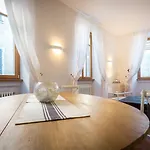 First & Urban Oasis - By Myhomeincomo Appartement