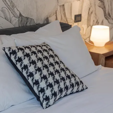 Апартаменты First & Urban Oasis - By Myhomeincomo *