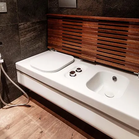 Apartamento First & Urban Oasis - By Myhomeincomo Como