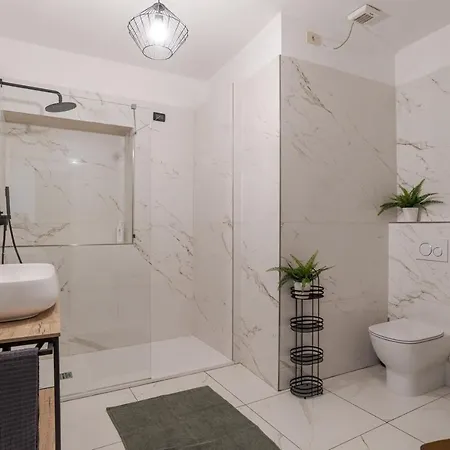 First & Urban Oasis - By Myhomeincomo * Como