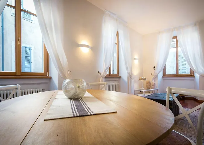 First & Urban Oasis - By Myhomeincomo Апартаменты